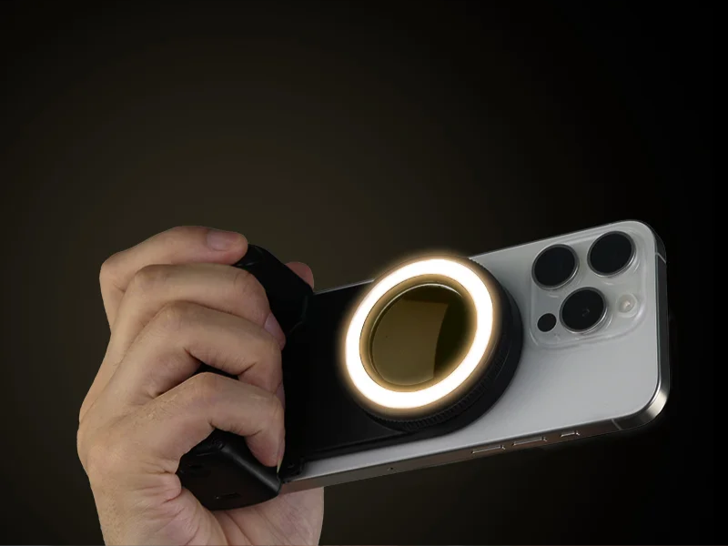 How to take successful selfies with light and mirror accessories